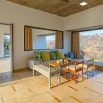 Stayvista\'S Sage Scenery - Mountain-View Villa With Infinity Pool & Terrace