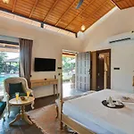 Stayvista\'S The Earthen Boutique - City Escape With Spacious Pool, Terrace, Lawn & Indoor-Outdoor Games