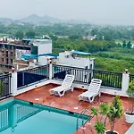 The Glance Inn Udaipur By Naina Staycation - Rooftop Swimming Pool ! Prime Location ! Most Awarded ! Big Parking !