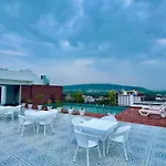 The Glance Inn Udaipur By Naina Staycation - Rooftop Swimming Pool ! Prime Location ! Most Awarded ! Big Parking !