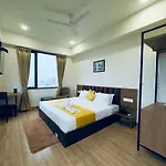 The Glance Inn Udaipur By Naina Staycation - Rooftop Swimming Pool ! Prime Location ! Most Awarded ! Big Parking !