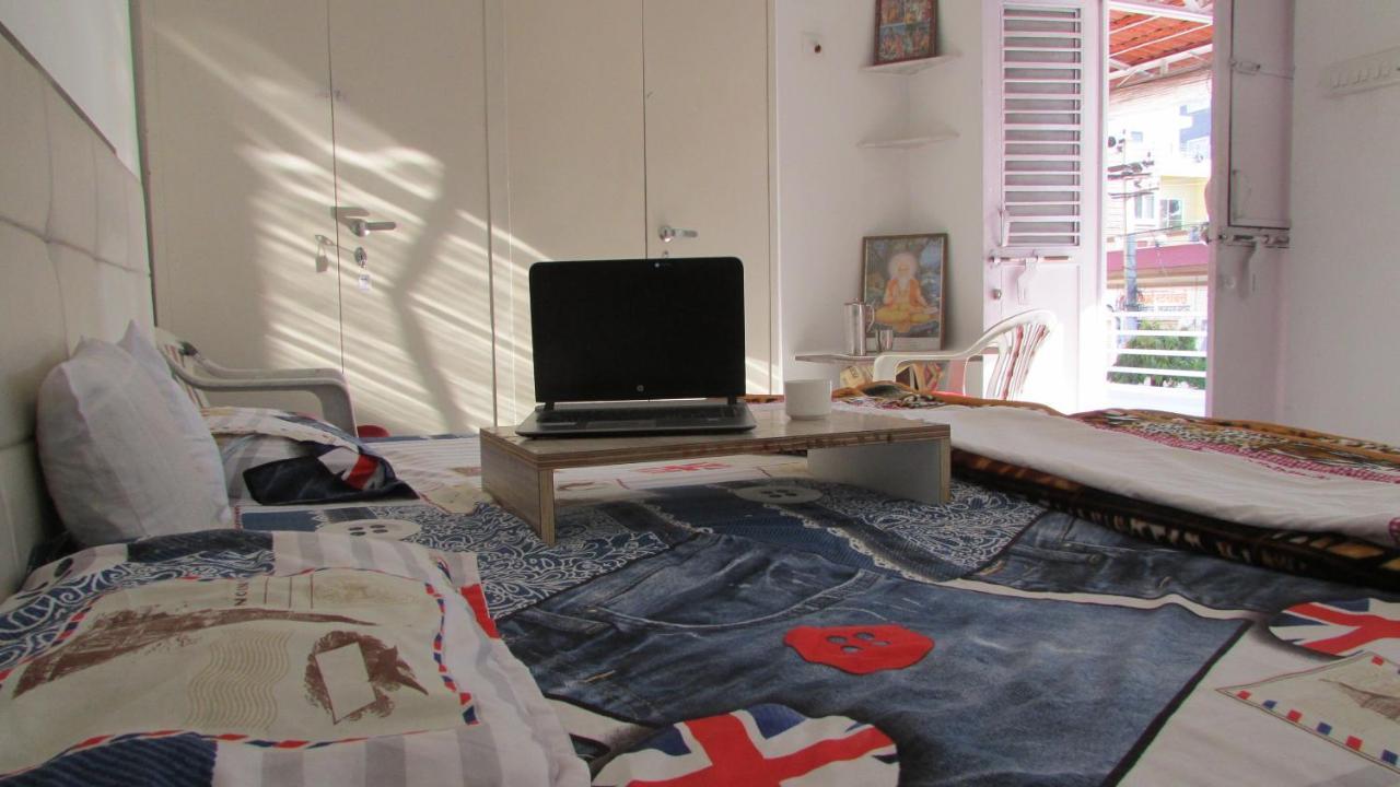 Homestay White Corner House, 2/14, Goverdhan Vilas, Housing Board Colony, 313002