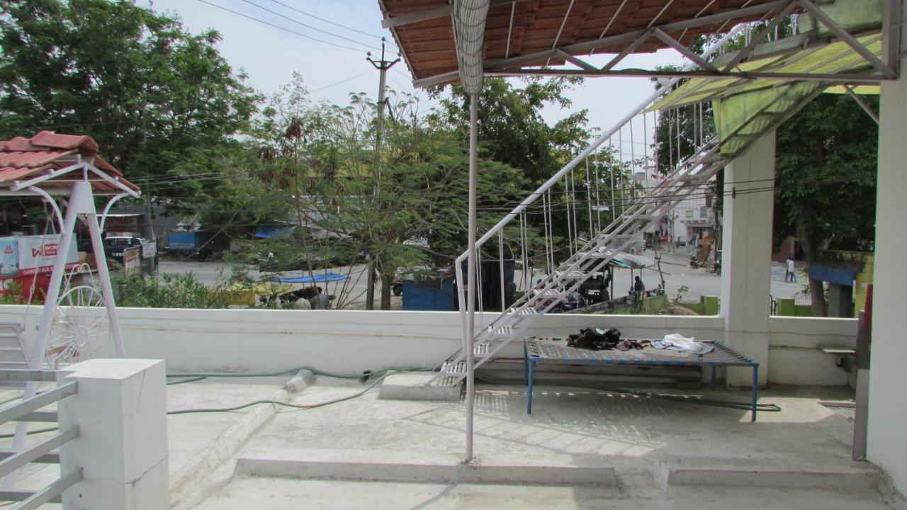 Homestay White Corner House, 2/14, Goverdhan Vilas, Housing Board Colony, 313002