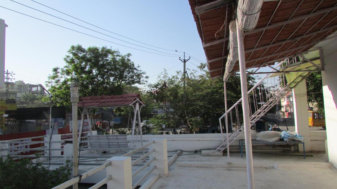 Homestay White Corner House, 2/14, Goverdhan Vilas, Housing Board Colony, 313002