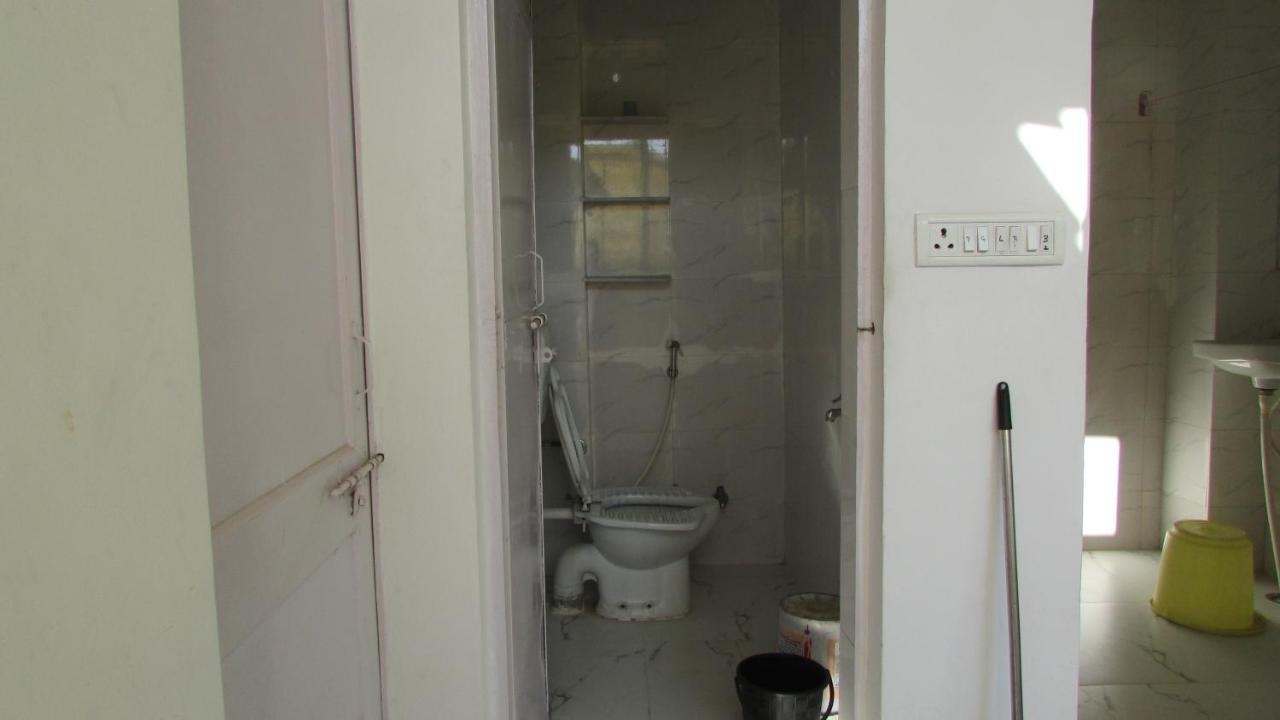 Homestay White Corner House, 2/14, Goverdhan Vilas, Housing Board Colony, 313002