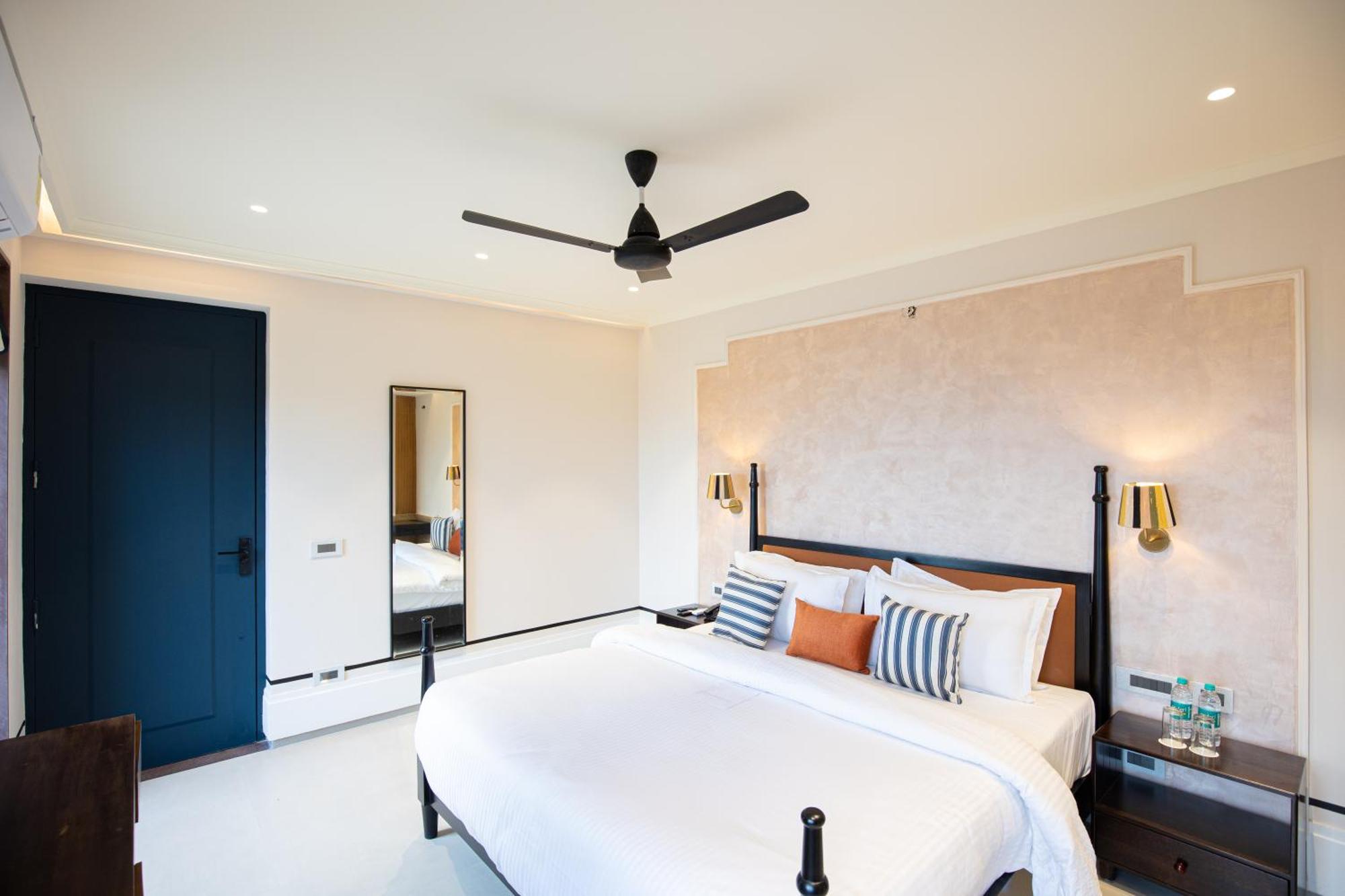 Casa Blanca Lakecity Hotel 4*