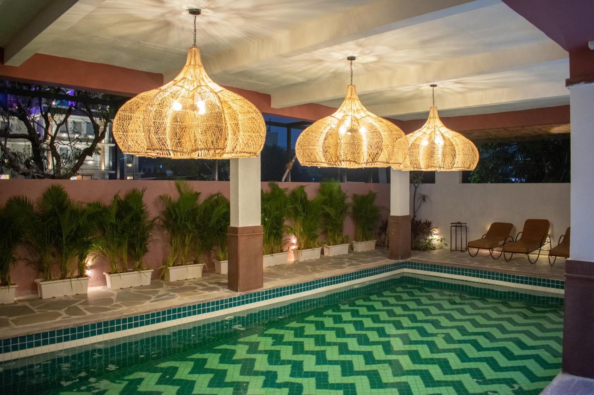 Casa Blanca Lakecity Hotel