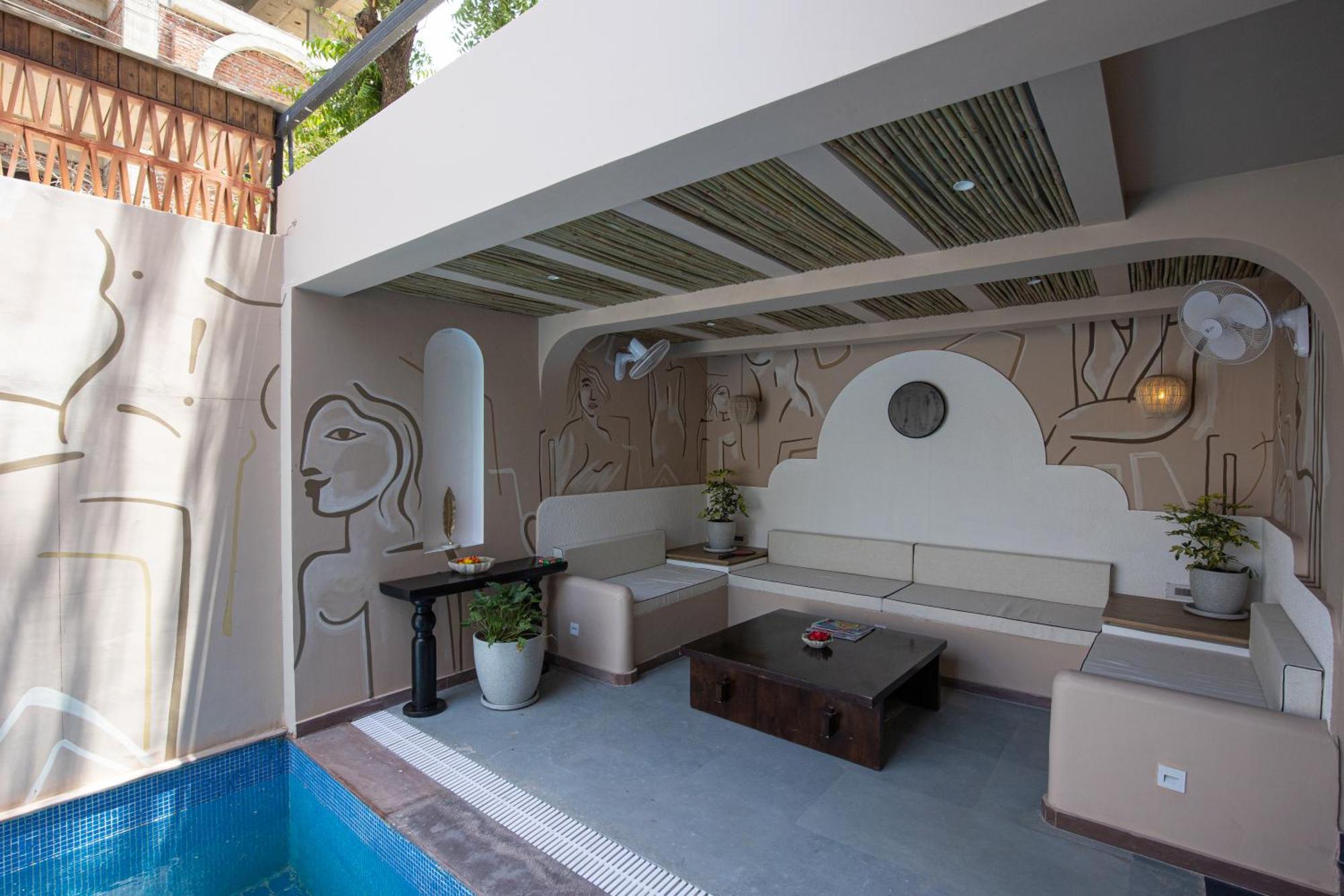 Casa Blanca Lakecity Hotel