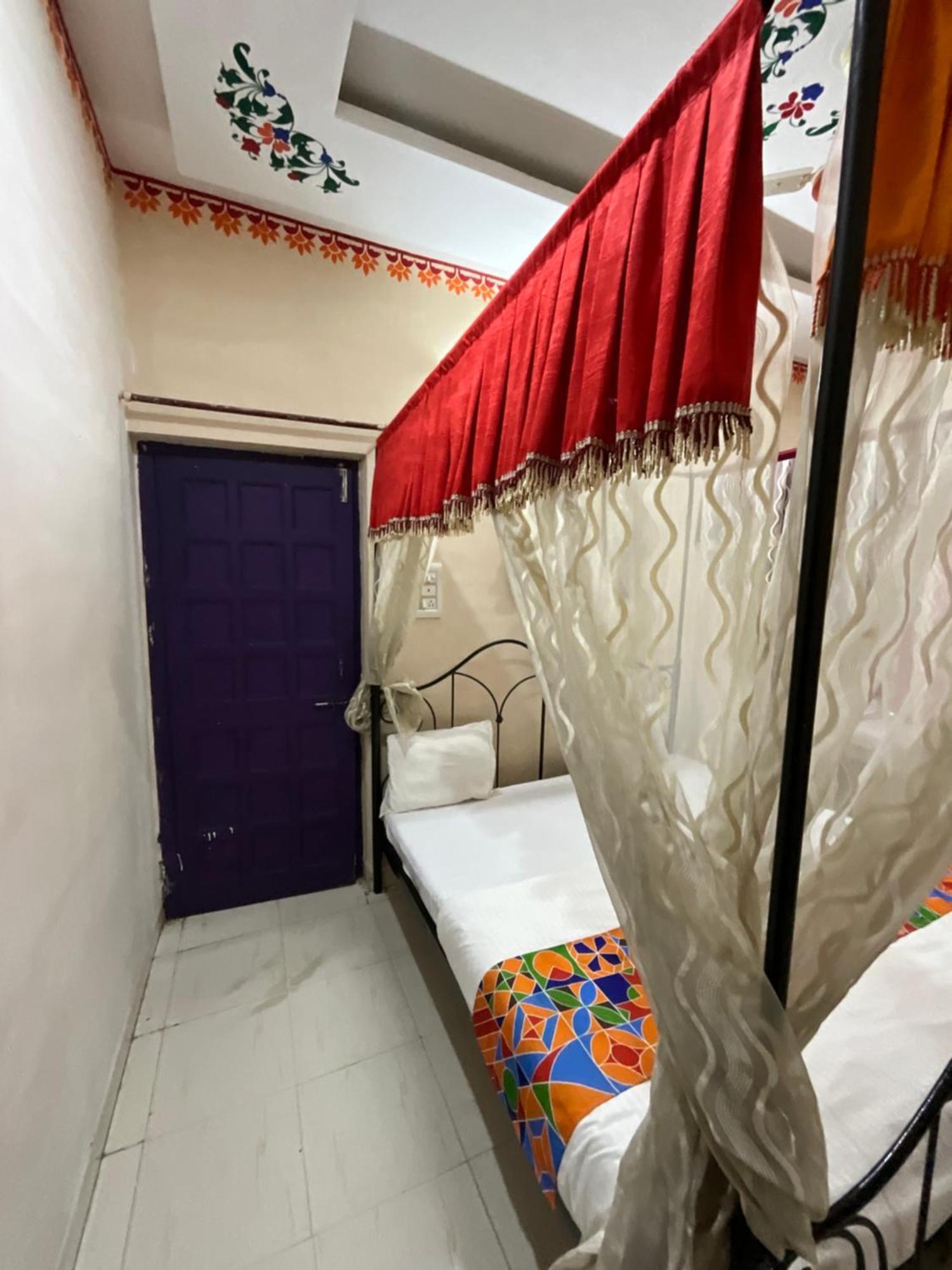 Hotel Hanuman Ghat On Pichola 2*