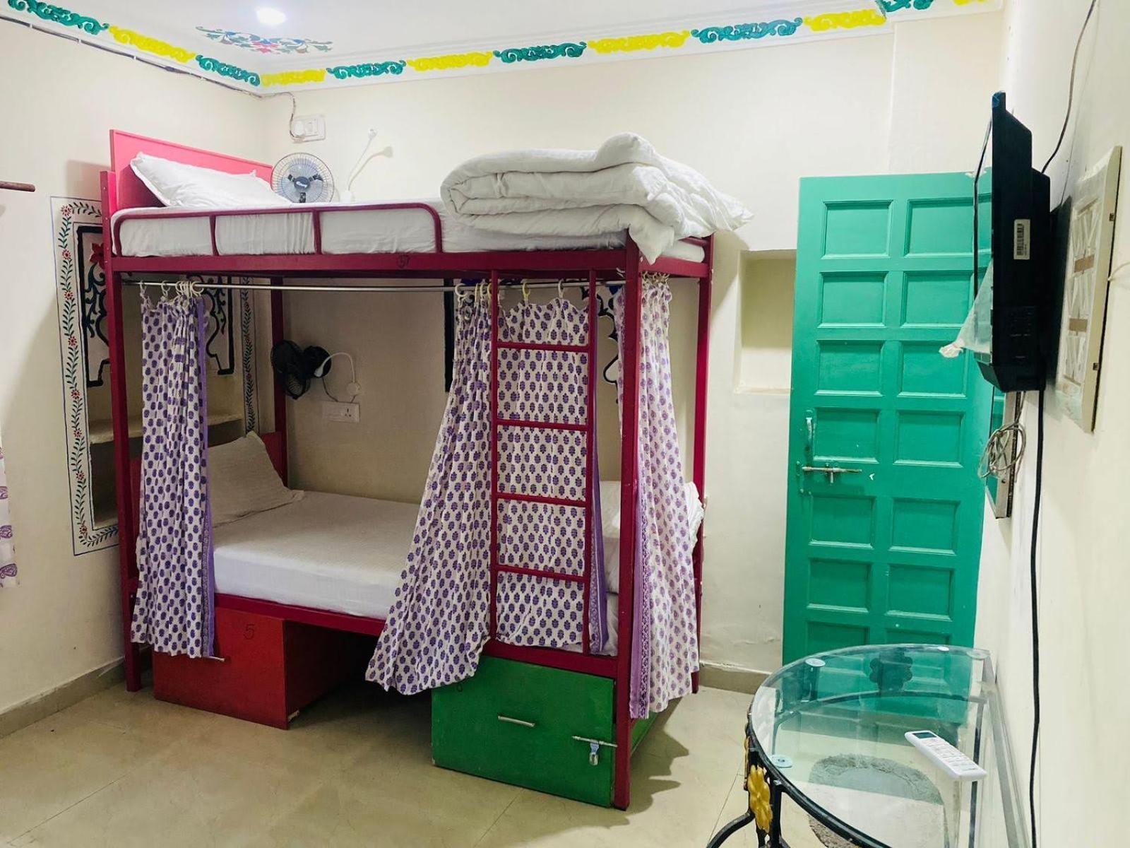 Hotel Hanuman Ghat On Pichola