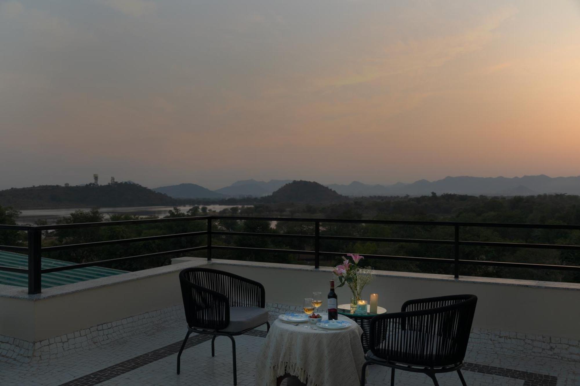 Saffronstays Camelot By The - 3 Bedroom With View, Games Area And Access Udaipur