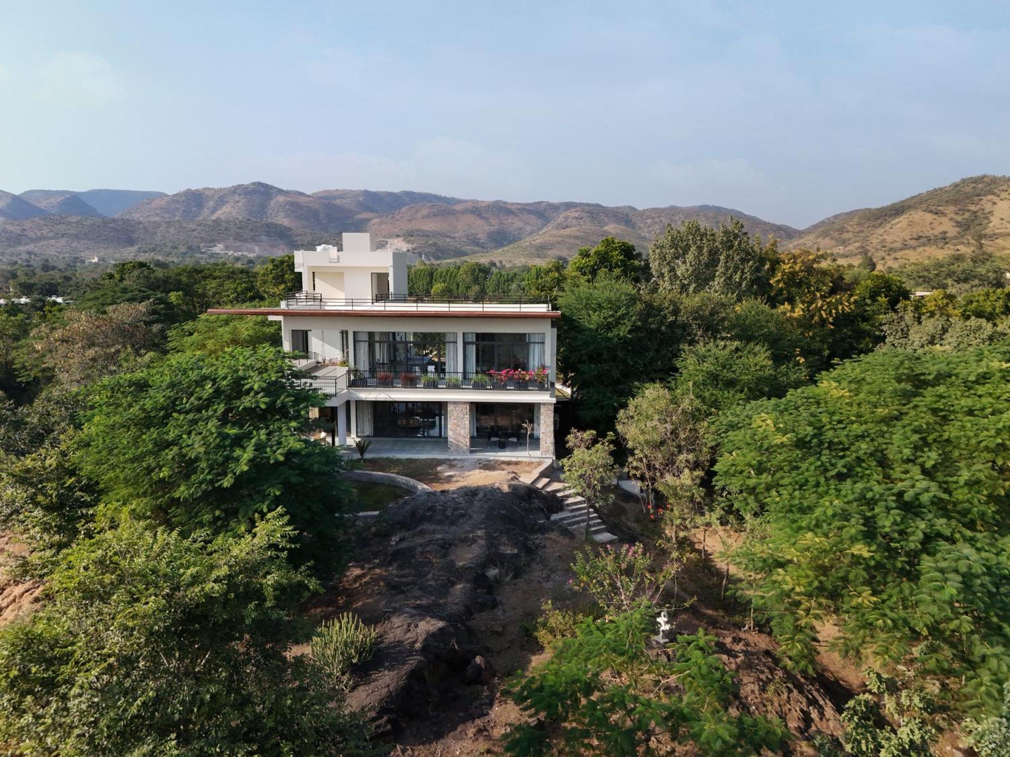 Saffronstays Camelot By The - 3 Bedroom With View, Games Area And Access * Udaipur