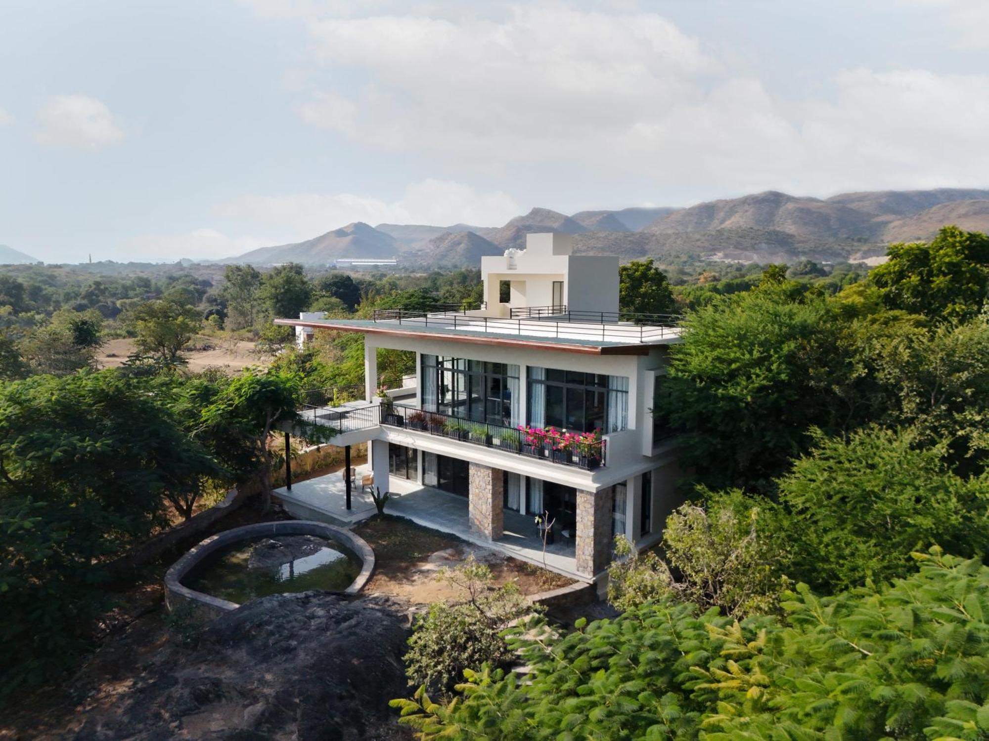 Saffronstays Camelot By The - 3 Bedroom With View, Games Area And Access Villa Udaipur