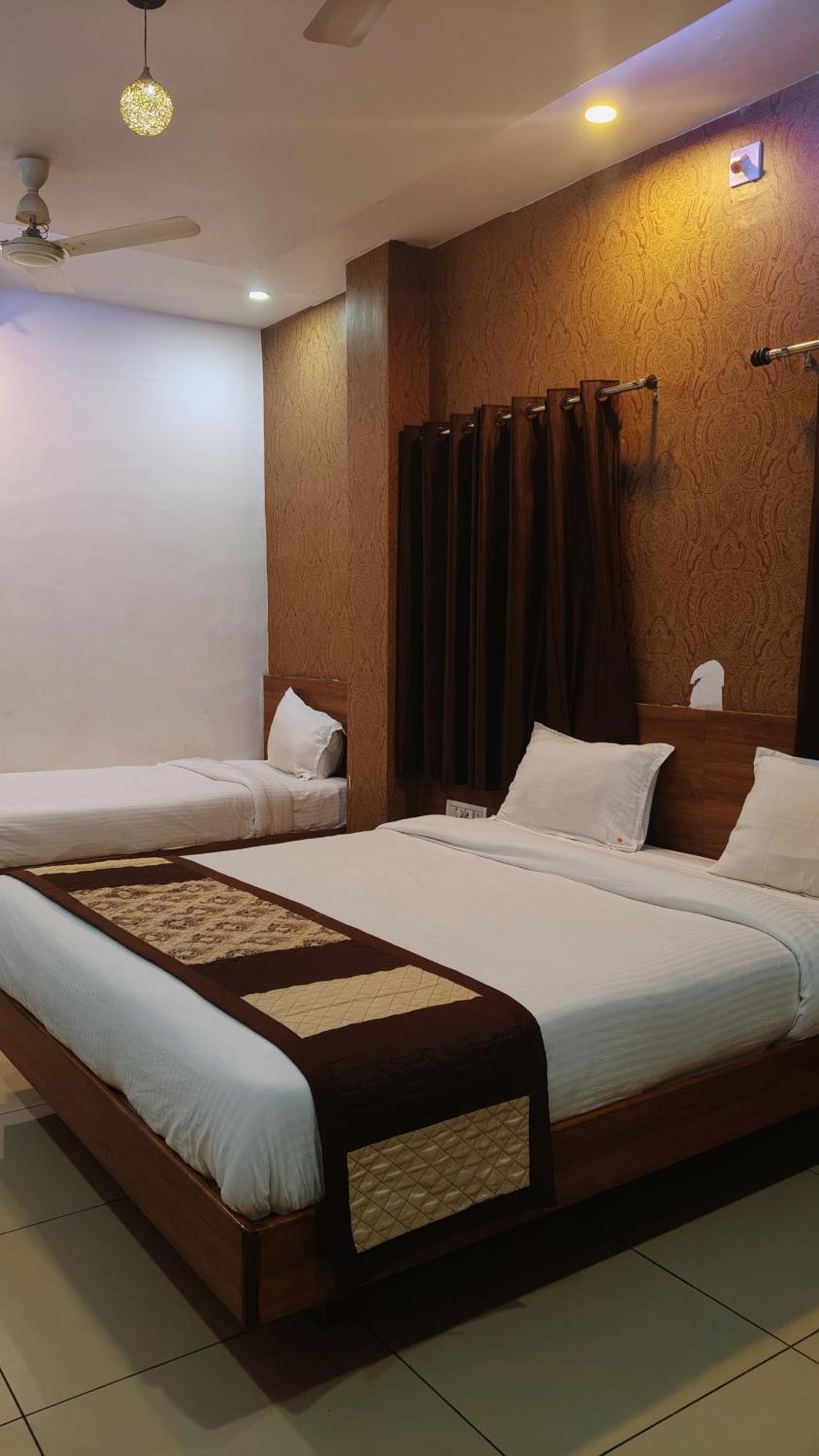 Kanchan Hotel *