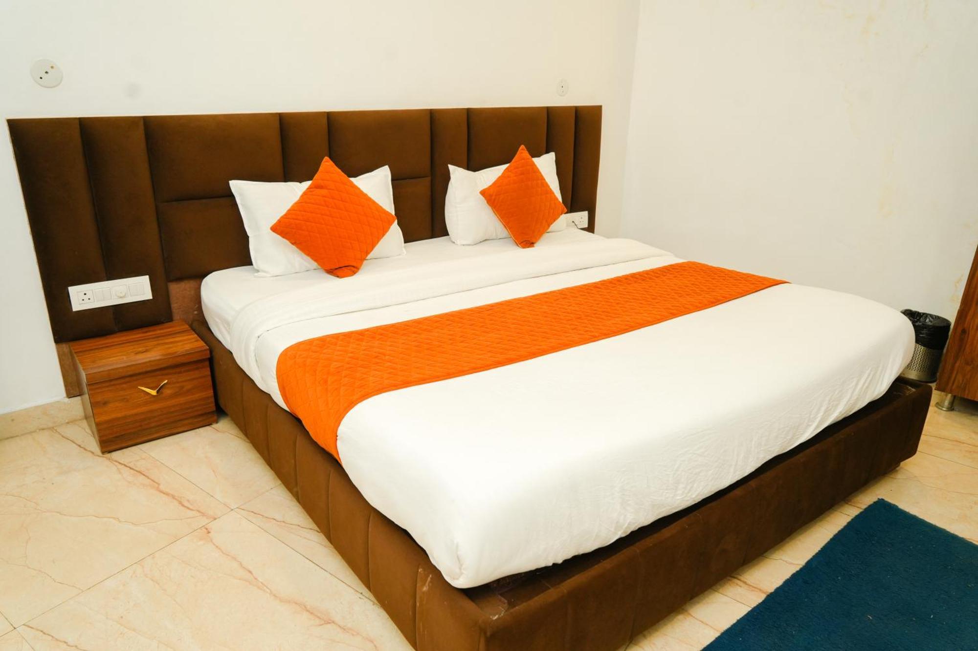 The Glance Inn Udaipur By Naina Staycation - Rooftop Swimming Pool ! Prime Location ! Most Awarded ! Big Parking ! Hotel *