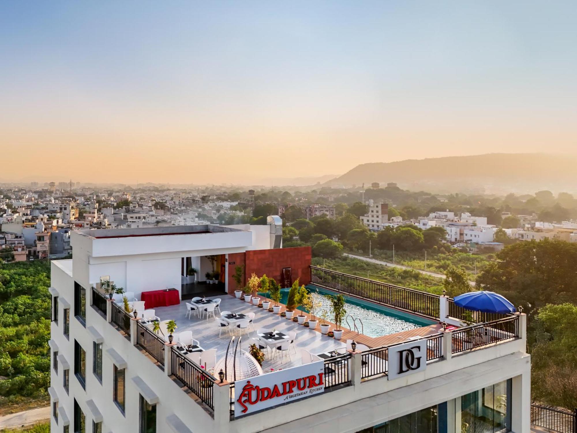 De Glance - A Corporate Near To Railway Station