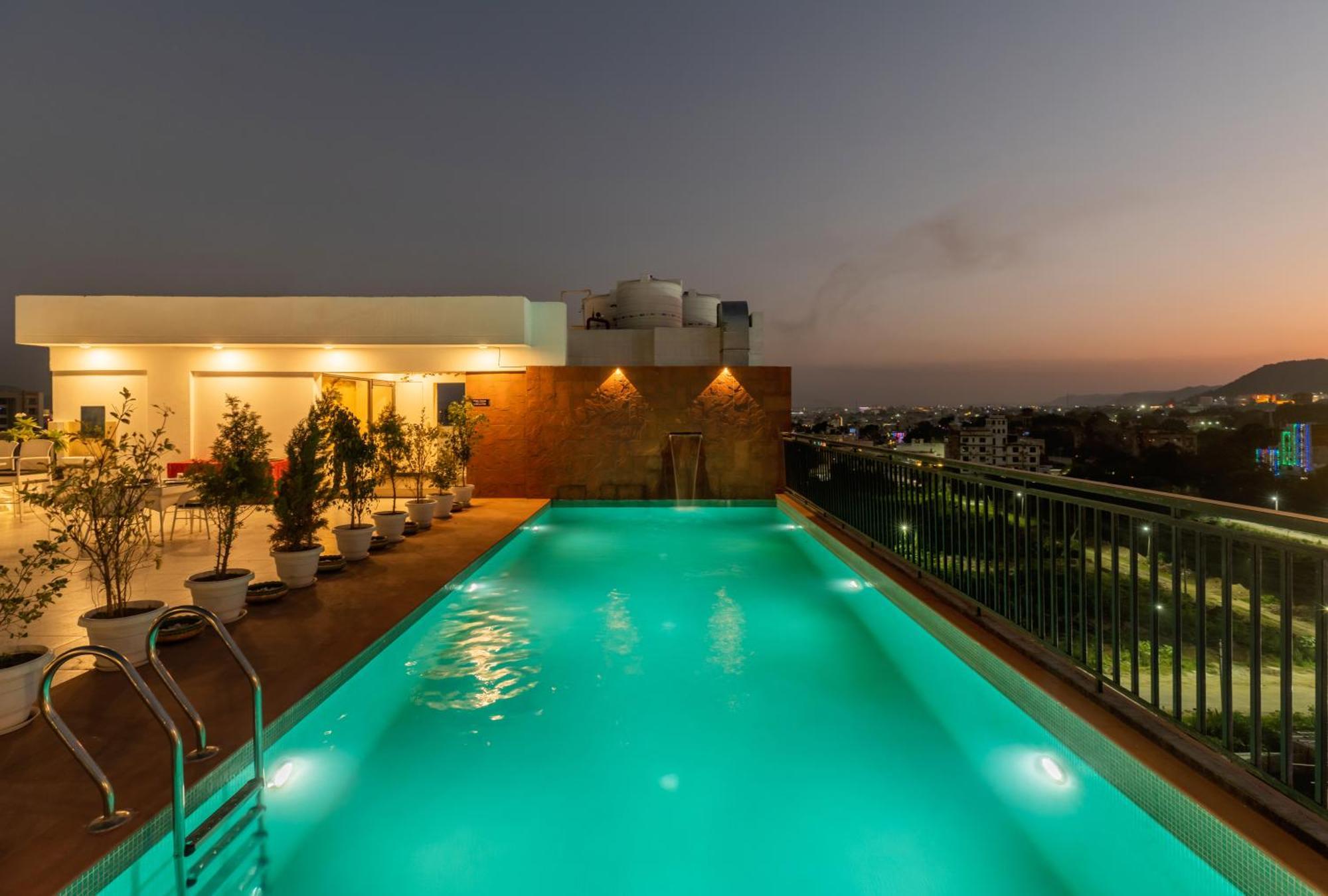 De Glance - A Corporate Near To Railway Station