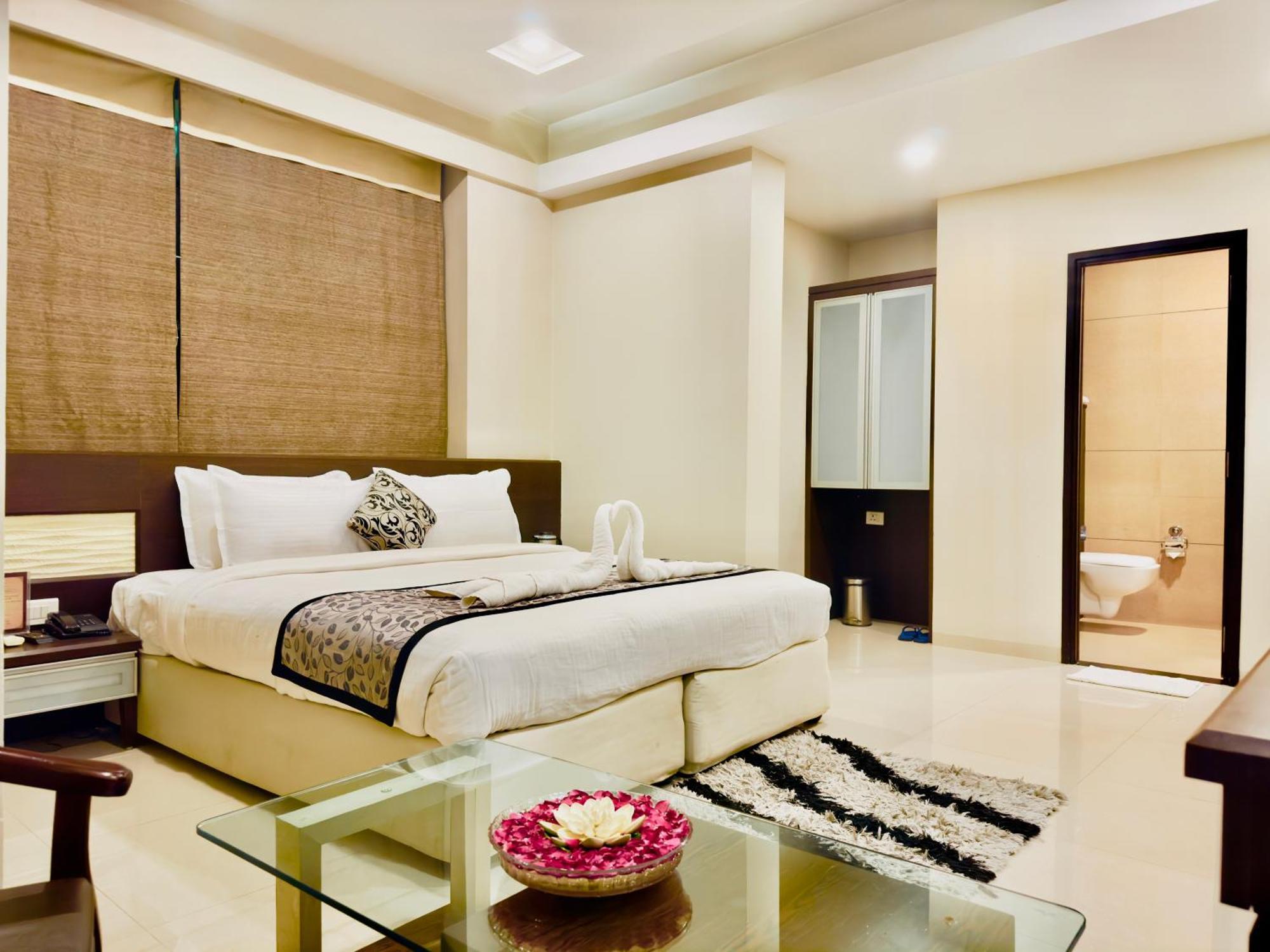 The Glance Inn Udaipur By Naina Staycation - Rooftop Swimming Pool ! Prime Location ! Most Awarded ! Big Parking ! *