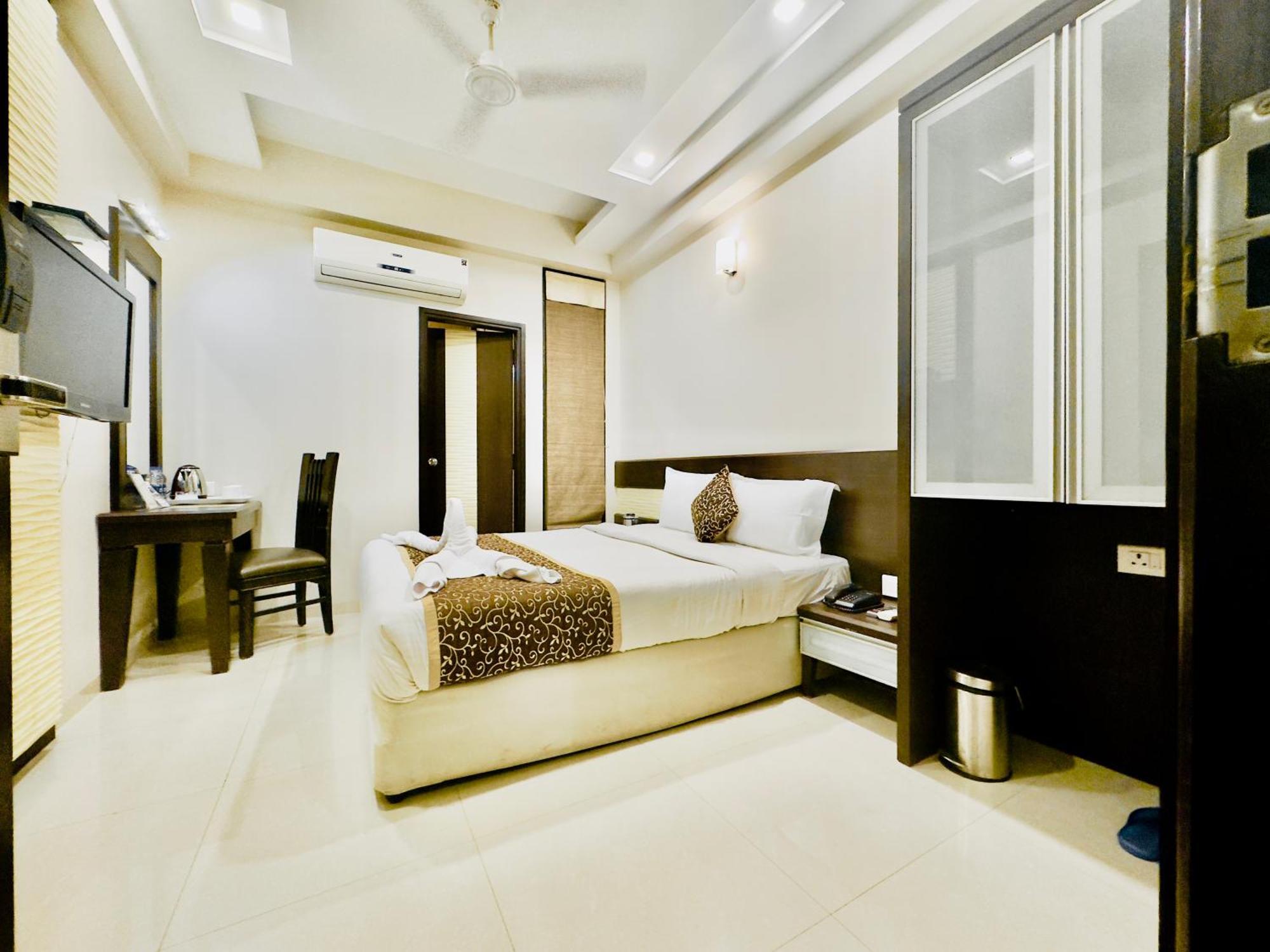 The Glance Inn Udaipur By Naina Staycation - Rooftop Swimming Pool ! Prime Location ! Most Awarded ! Big Parking ! *