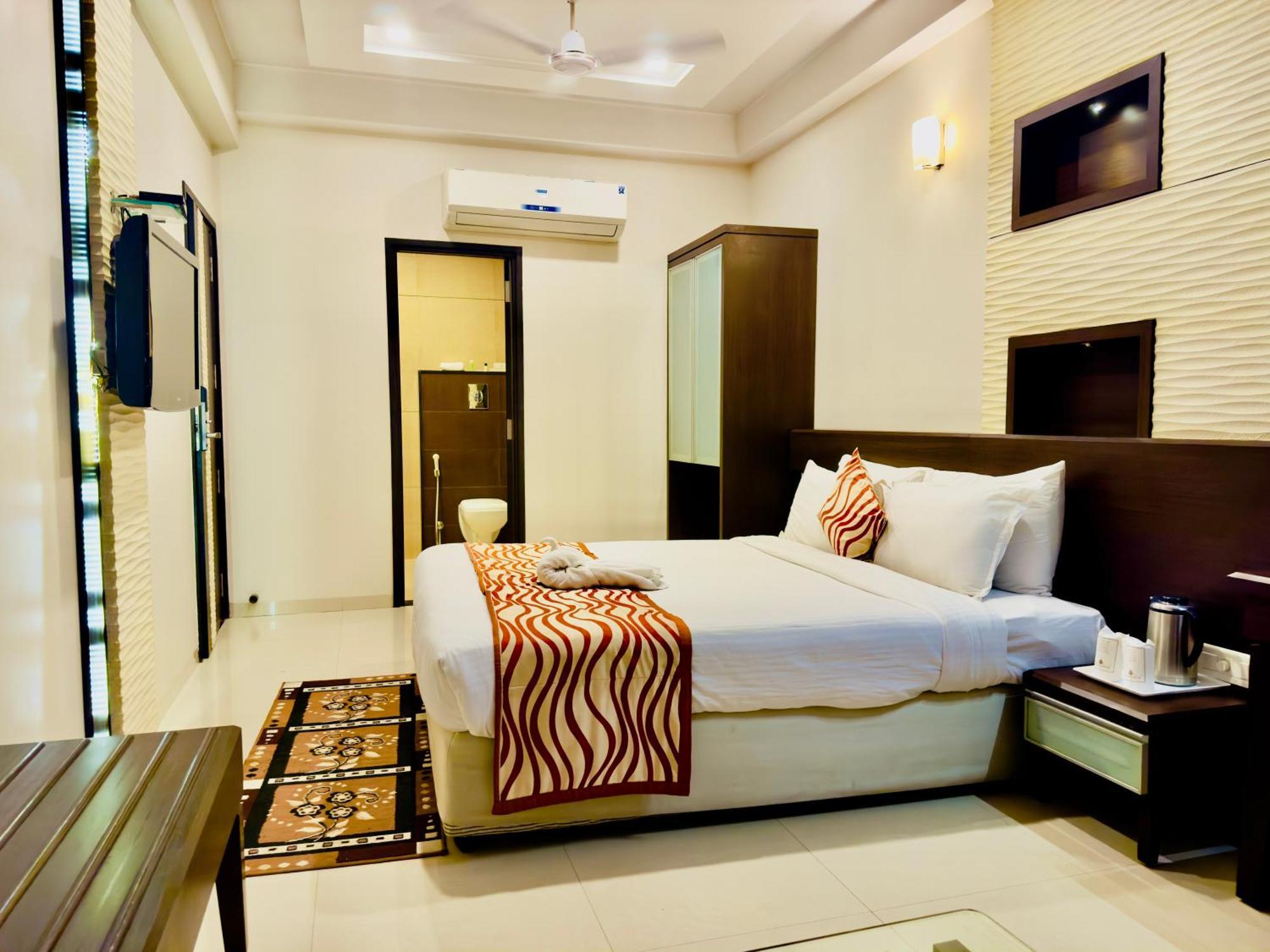The Glance Inn Udaipur By Naina Staycation - Rooftop Swimming Pool ! Prime Location ! Most Awarded ! Big Parking !