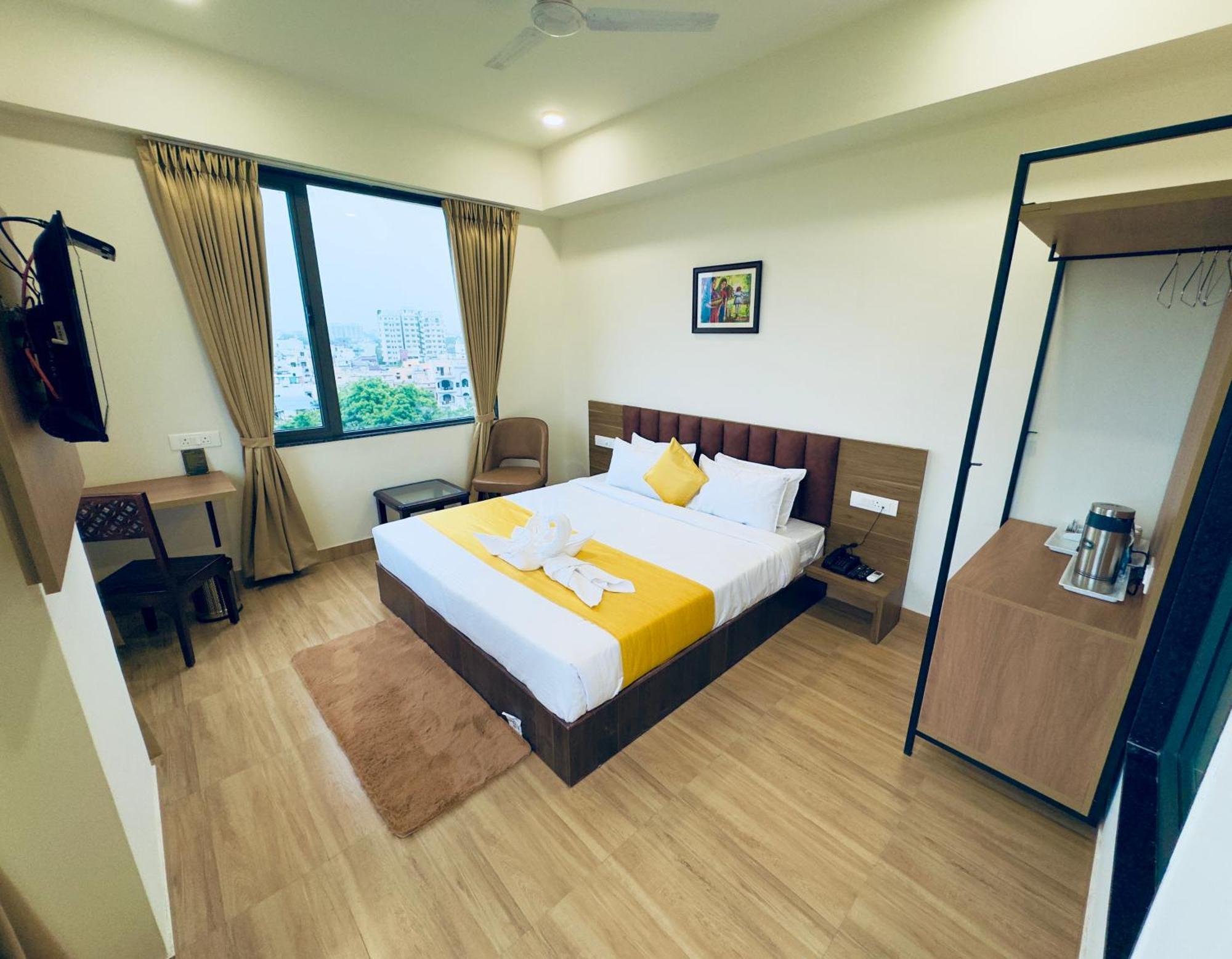 The Glance Inn Udaipur By Naina Staycation - Rooftop Swimming Pool ! Prime Location ! Most Awarded ! Big Parking !