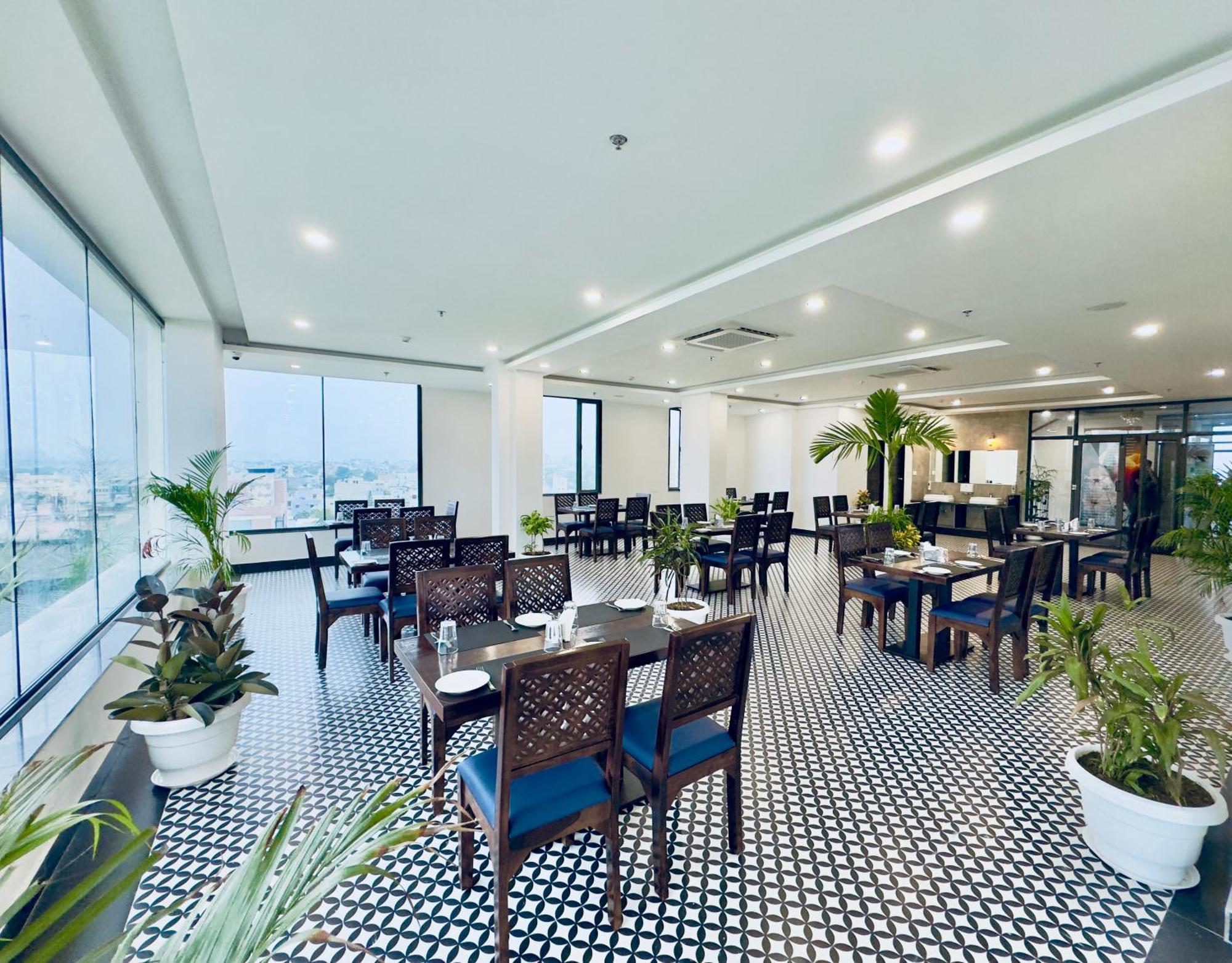 Hotel The Glance Inn Udaipur By Naina Staycation - Rooftop Swimming Pool ! Prime Location ! Most Awarded ! Big Parking !