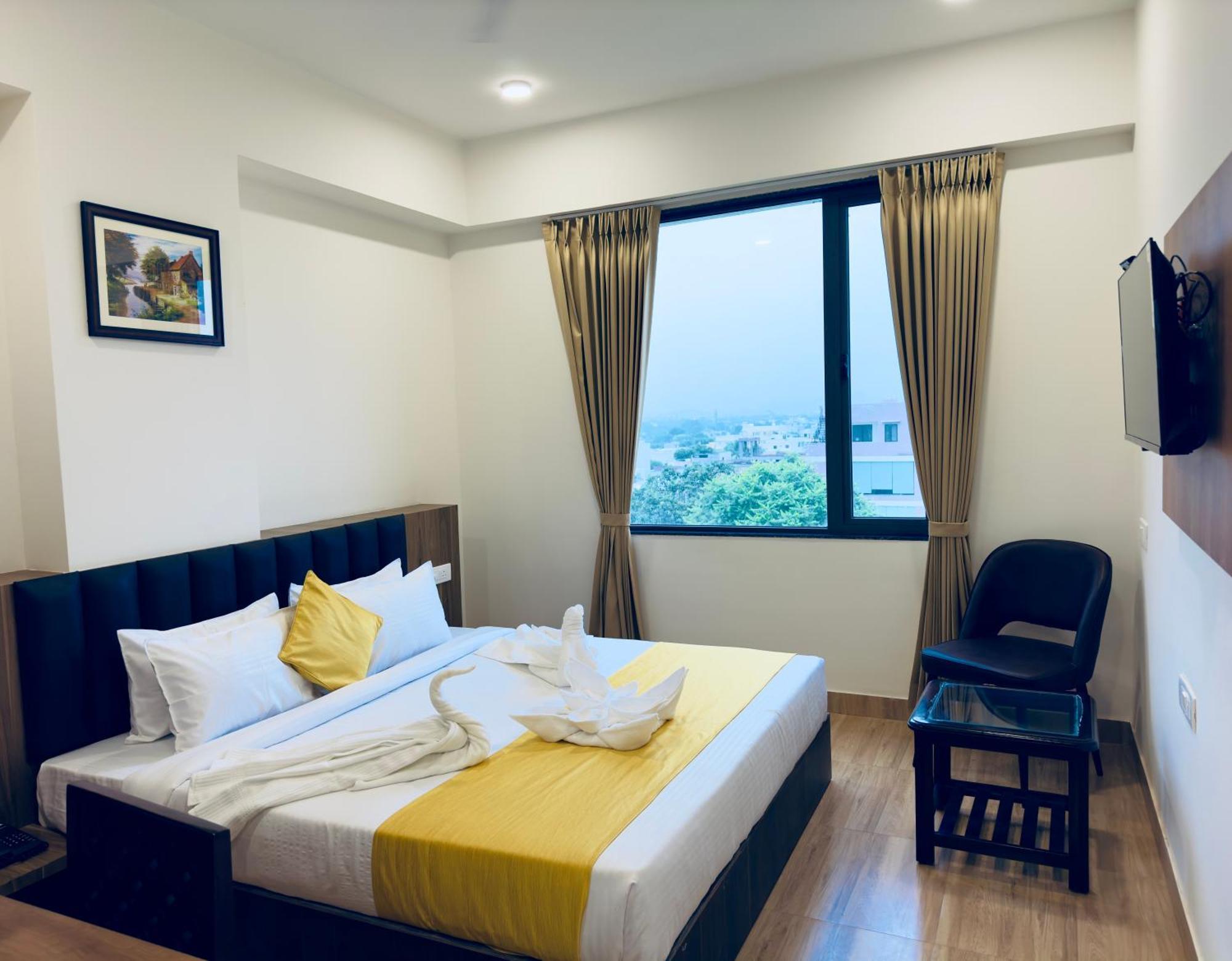 The Glance Inn Udaipur By Naina Staycation - Rooftop Swimming Pool ! Prime Location ! Most Awarded ! Big Parking ! Udaipur