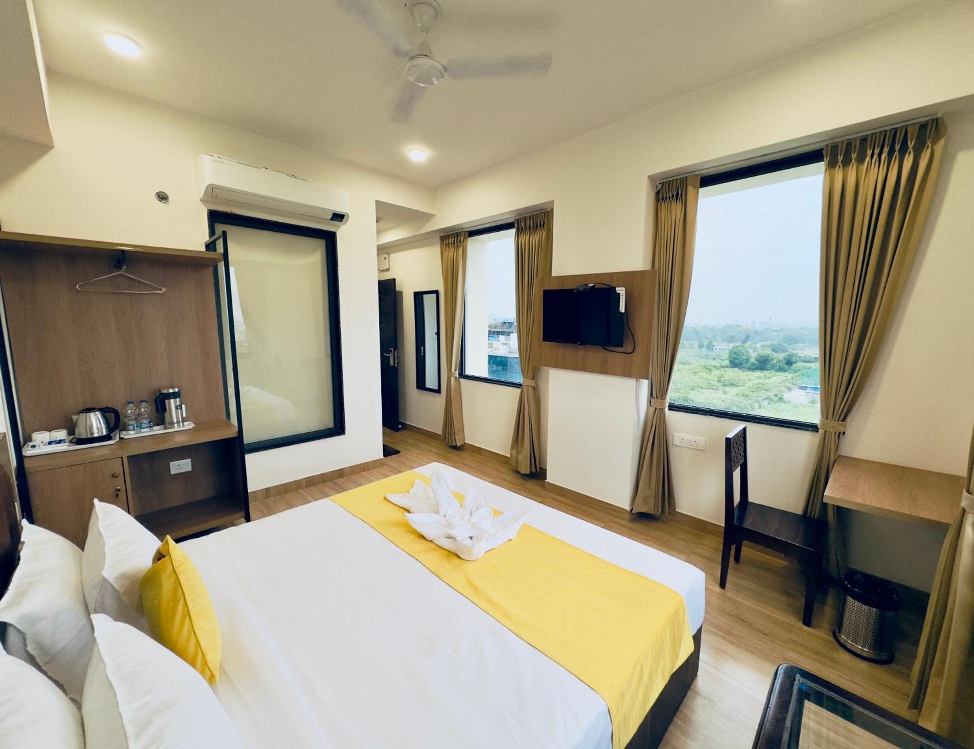 The Glance Inn Udaipur By Naina Staycation - Rooftop Swimming Pool ! Prime Location ! Most Awarded ! Big Parking ! Hotel *