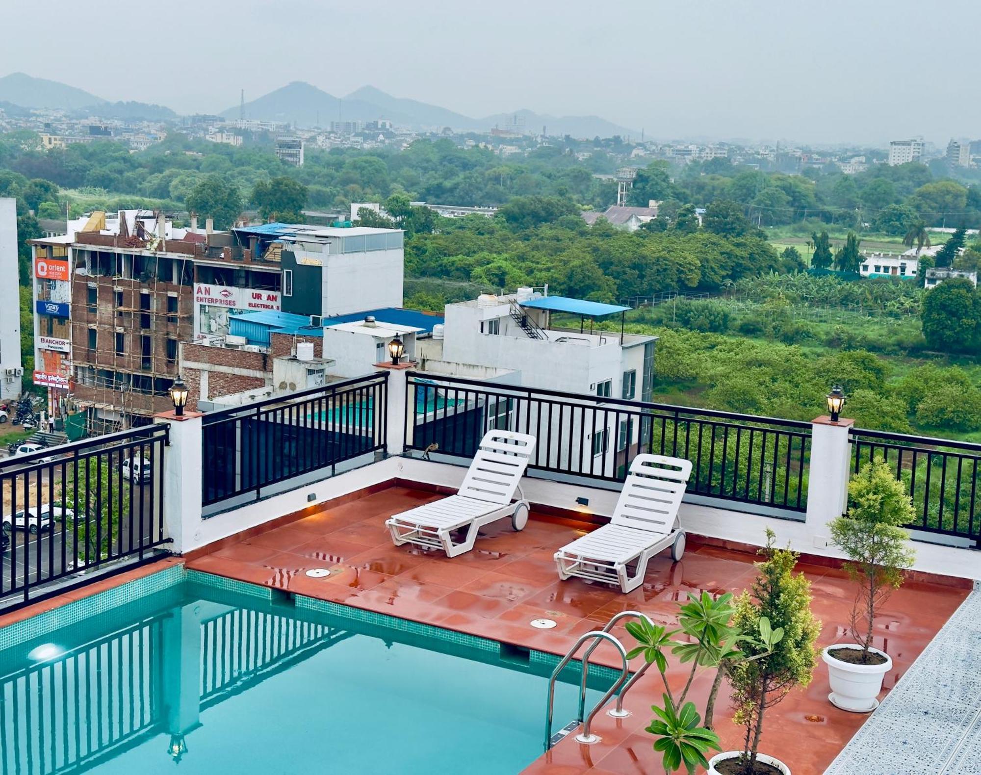 The Glance Inn Udaipur By Naina Staycation - Rooftop Swimming Pool ! Prime Location ! Most Awarded ! Big Parking ! Hotel