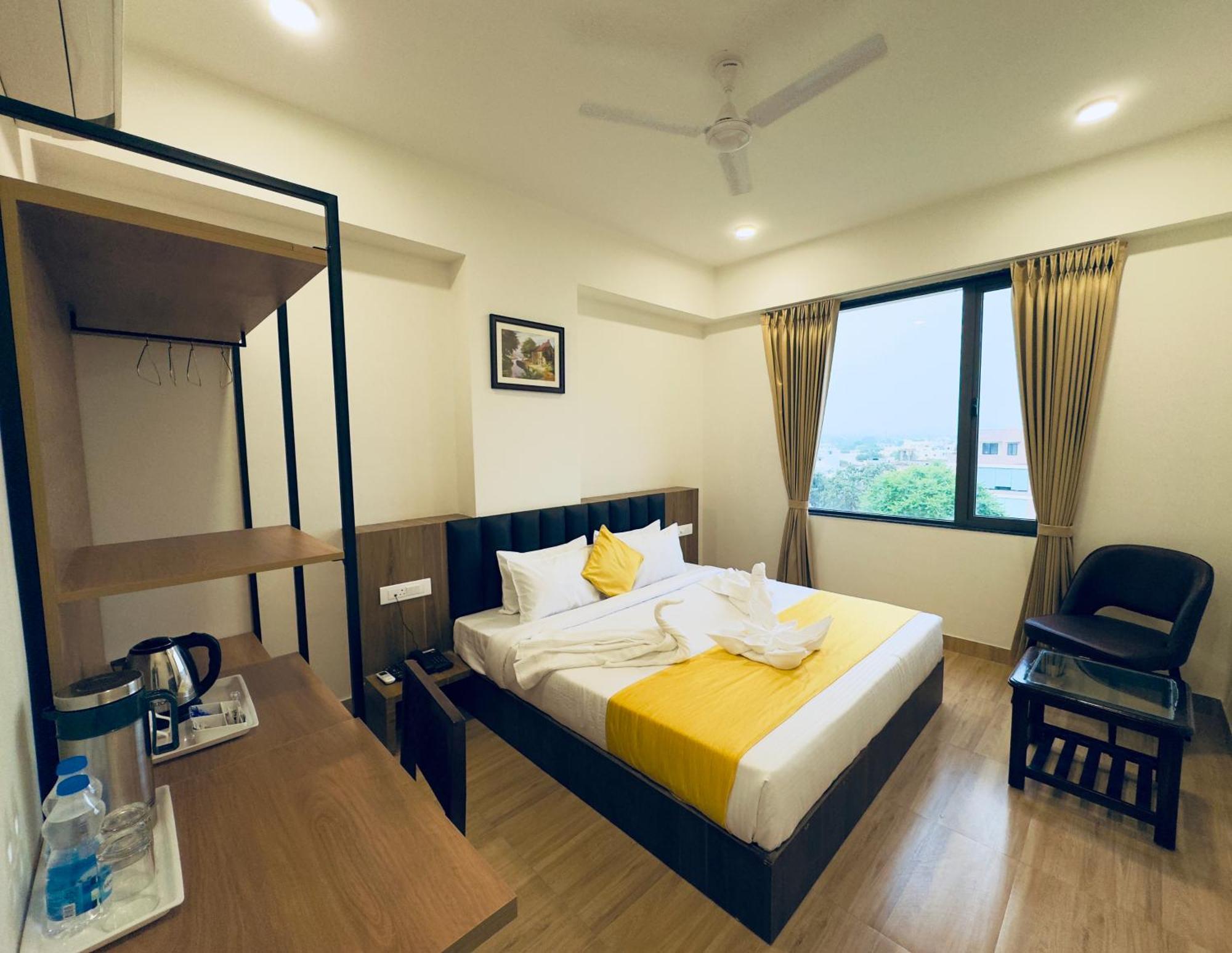 Hotel The Glance Inn Udaipur By Naina Staycation - Rooftop Swimming Pool ! Prime Location ! Most Awarded ! Big Parking ! Udaipur
