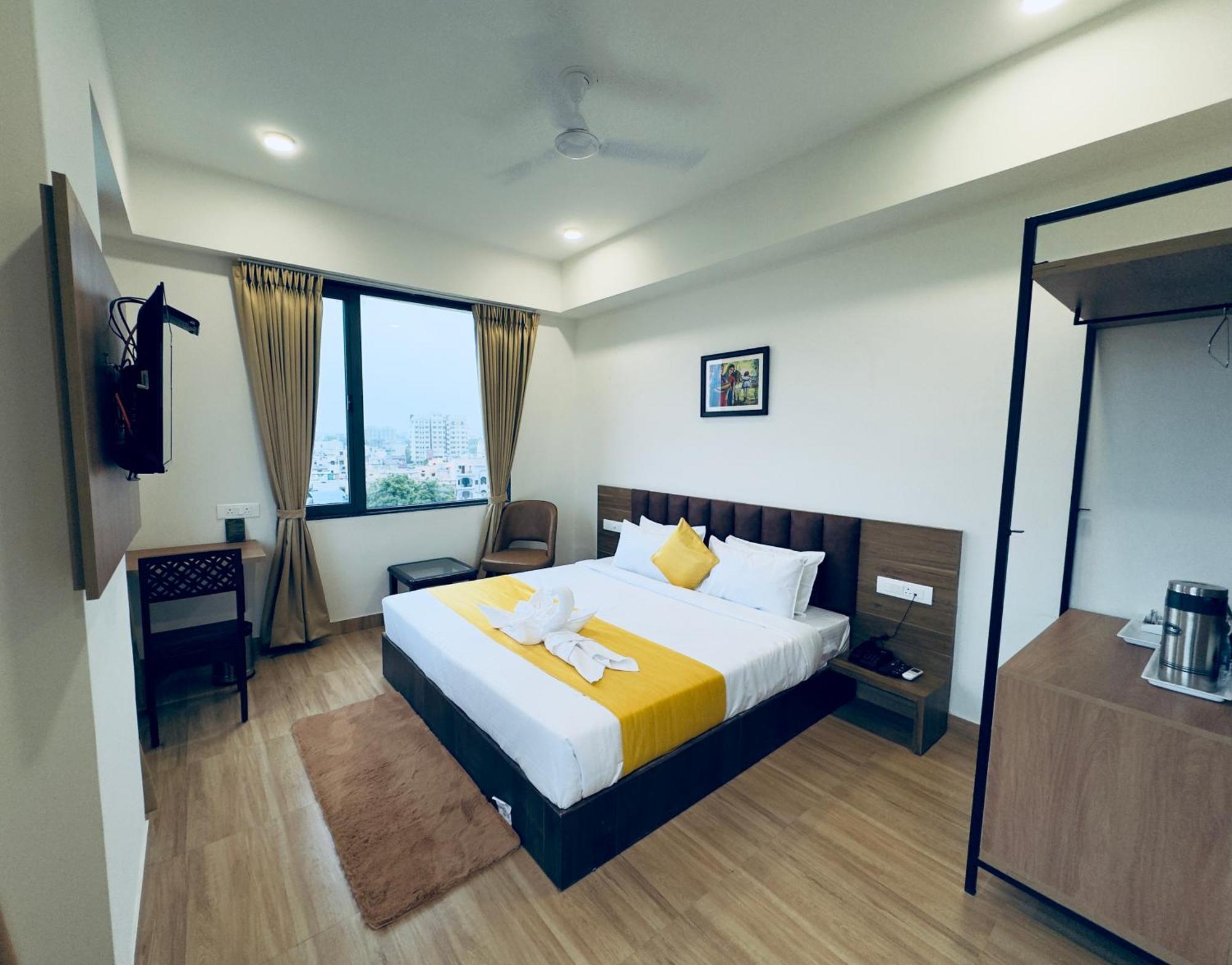 Hotel The Glance Inn Udaipur By Naina Staycation - Rooftop Swimming Pool ! Prime Location ! Most Awarded ! Big Parking !