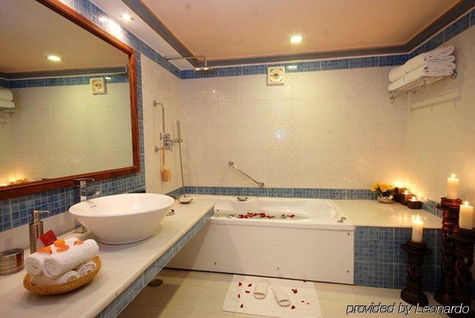 Jagmandir Island Palace - Grand Heritage Hotel