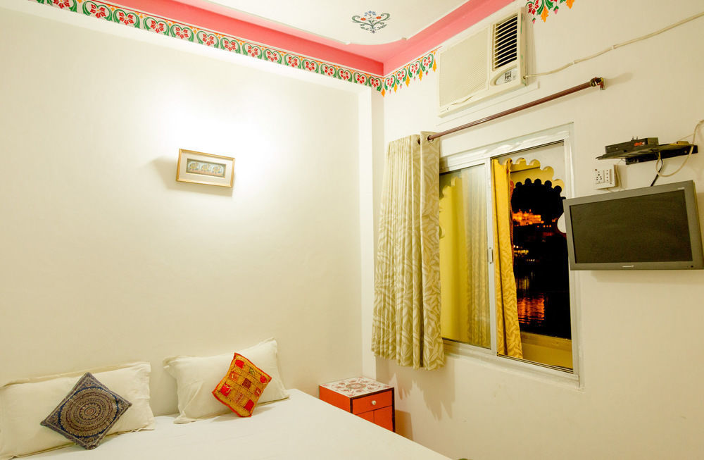 Hanuman Ghat On Pichola Hotel 2*