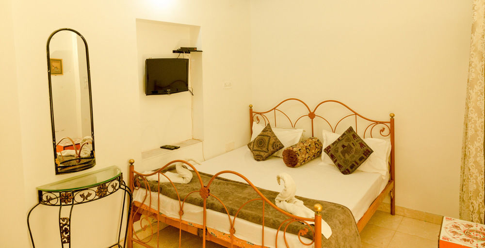 Hanuman Ghat On Pichola Hotel