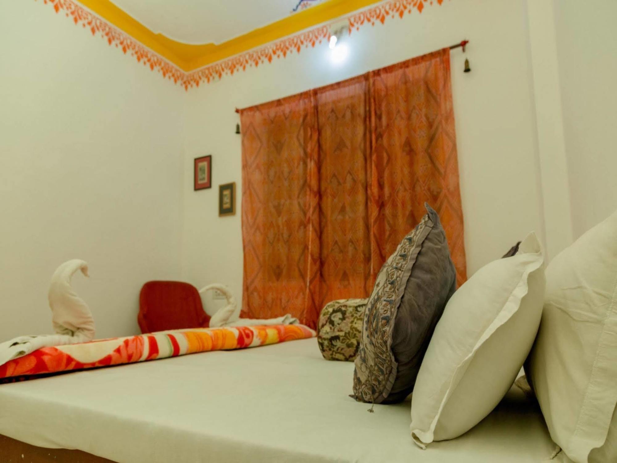 Hotel Hanuman Ghat On Pichola Udaipur