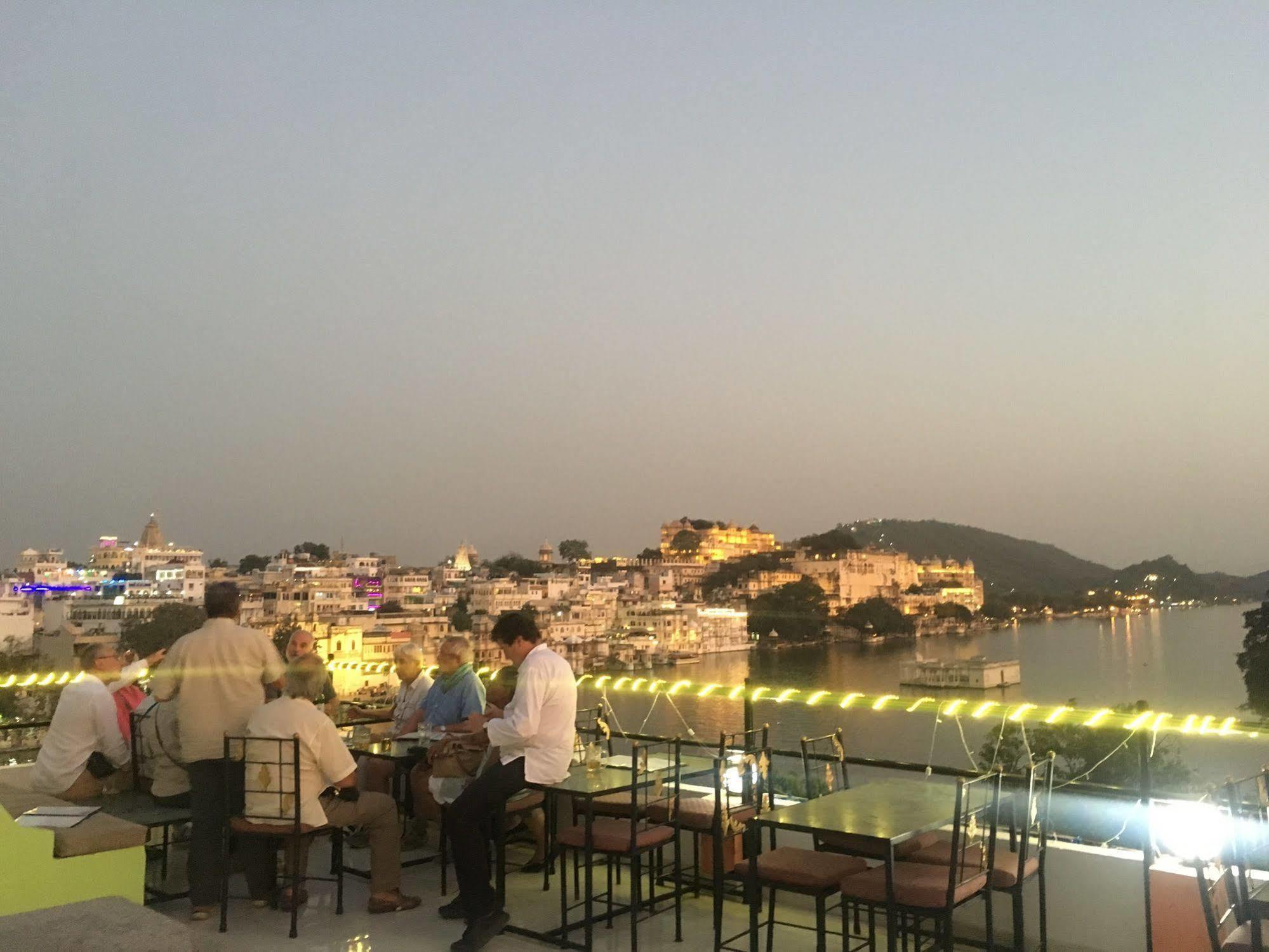 Hotel Hanuman Ghat On Pichola 2*