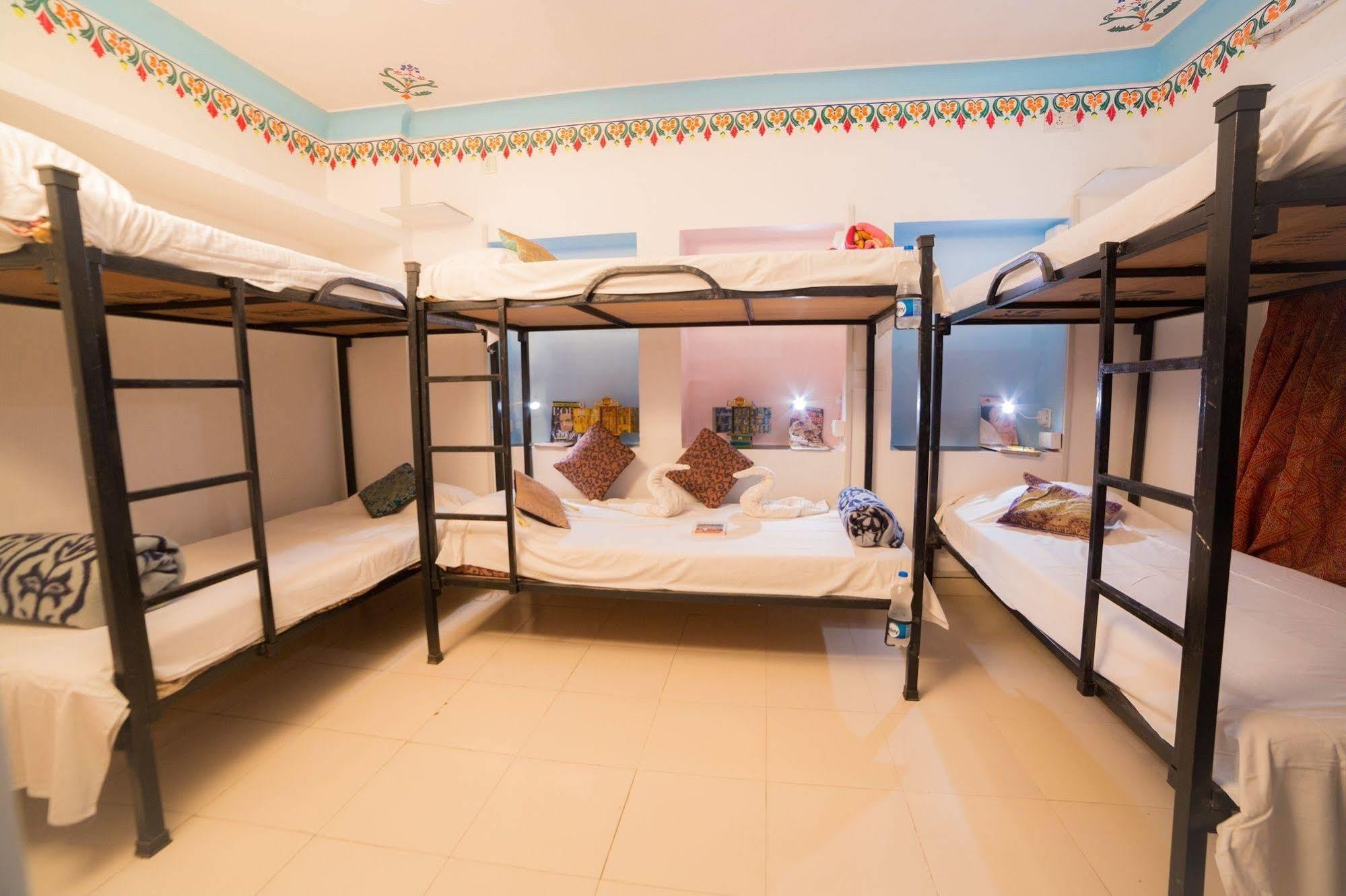 Hanuman Ghat On Pichola Hotel 2*