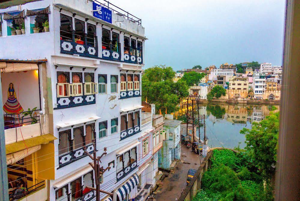 Hanuman Ghat On Pichola Hotel