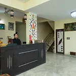 Capital O 11716 Hotel Everest
