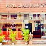Hotel Grand Udaipur- Rooftop Cafe! Swimming Pool! Karaoke Music!