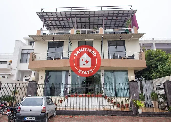Capital O 11716 Hotel Everest