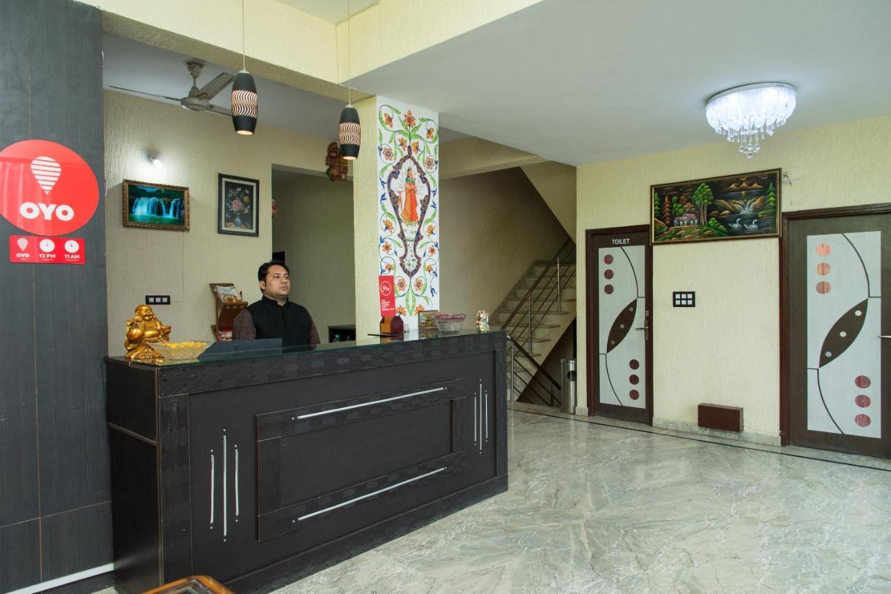 Capital O 11716 Everest Hotel 3*