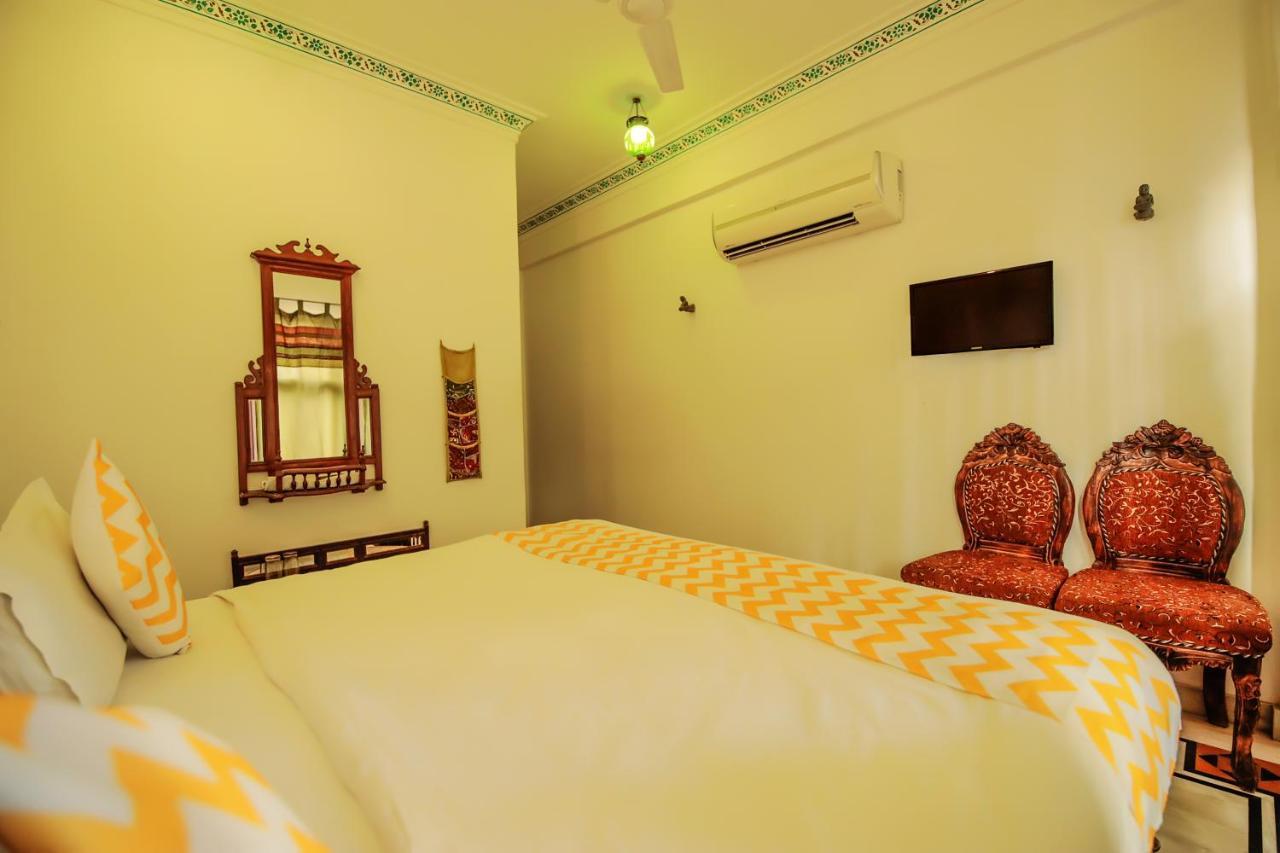 Devraj Niwas On Pichola