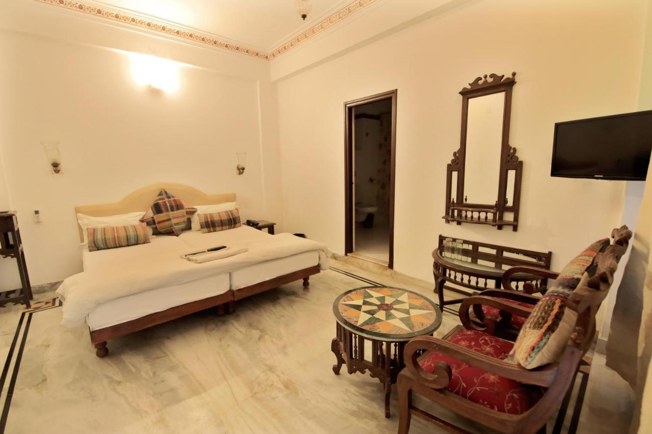 Devraj Niwas On Pichola