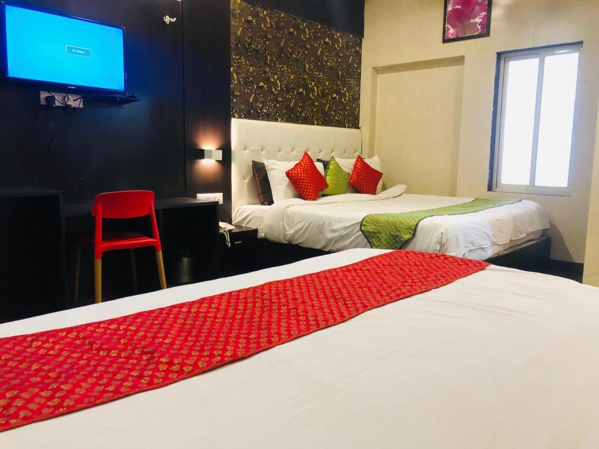 Grand Udaipur- Rooftop Cafe! Swimming Pool! Karaoke Music! 4*