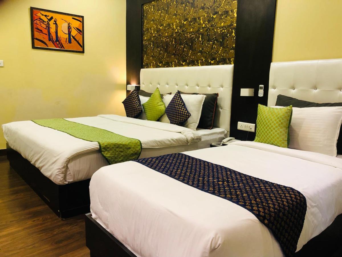 Grand Udaipur- Rooftop Cafe! Swimming Pool! Karaoke Music! Hotel 4*