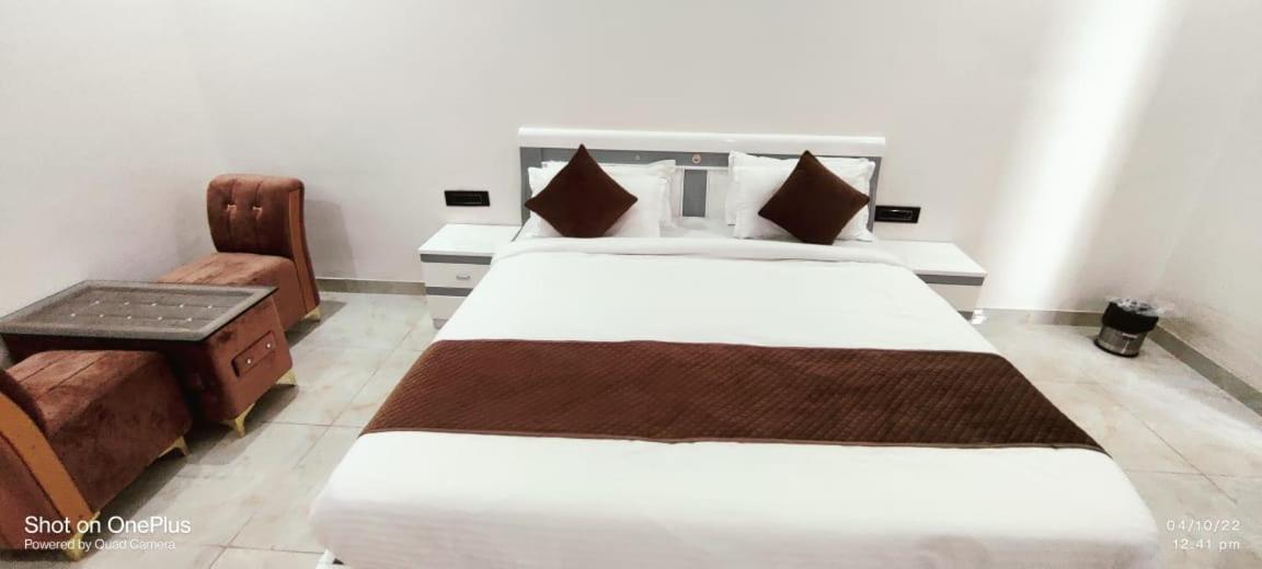 Hotel Rajwadaa Royal Bajot *