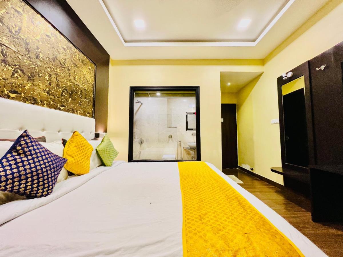 Grand Udaipur- Rooftop Cafe! Swimming Pool! Karaoke Music! 4* Udaipur