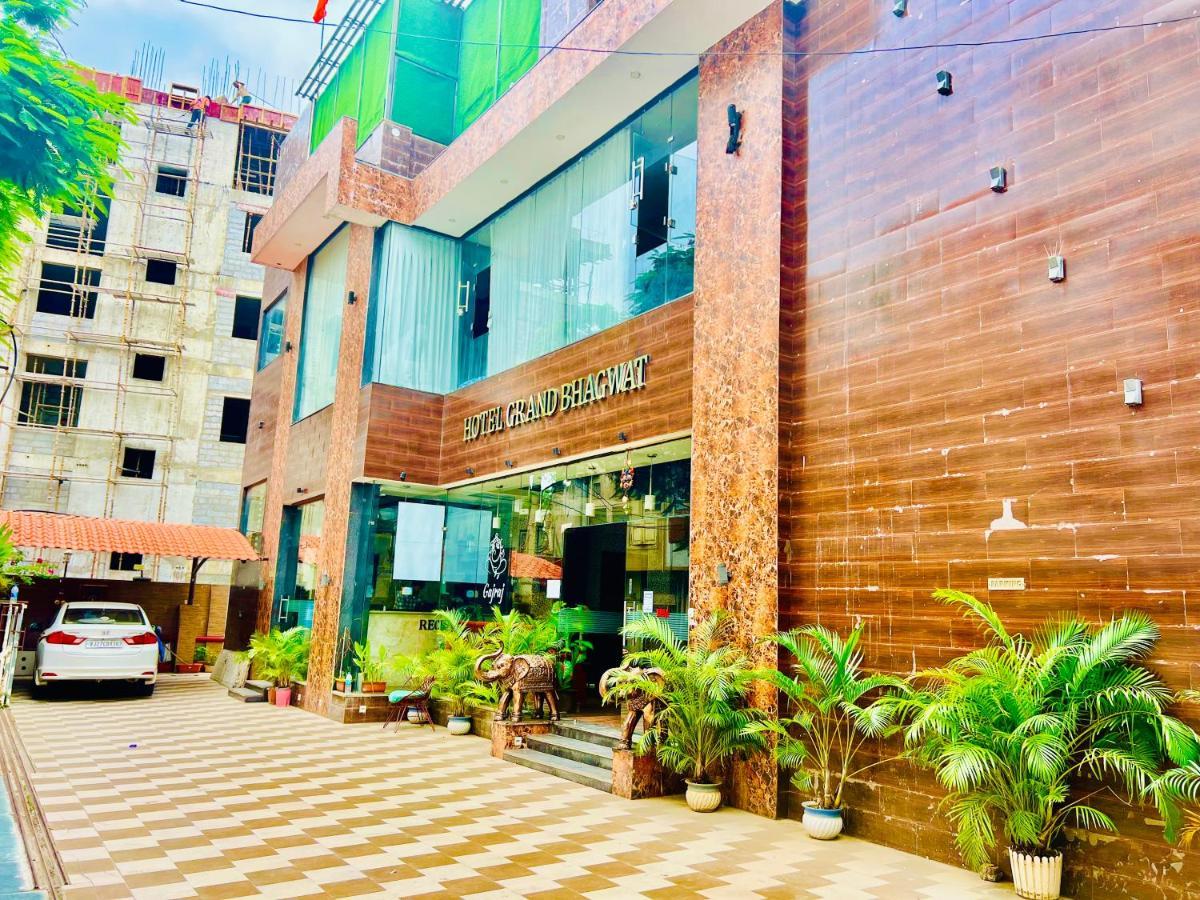 Grand Udaipur- Rooftop Cafe! Swimming Pool! Karaoke Music! Hotel Udaipur