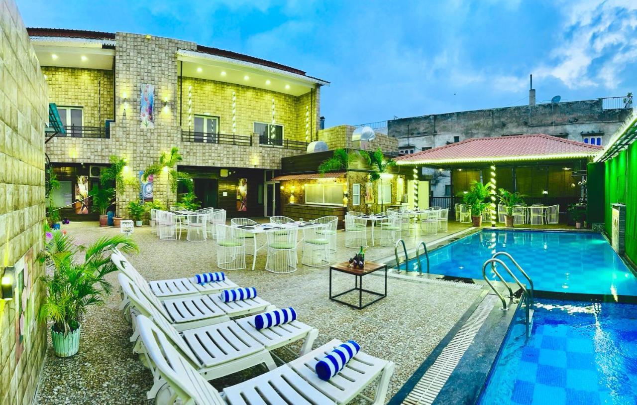 Grand Udaipur- Rooftop Cafe! Swimming Pool! Karaoke Music! Hotel Udaipur